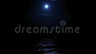 月光在水上，月亮在水上，月亮在海上，月亮在<strong>夜空</strong>，<strong>夜空</strong>在一个水面上